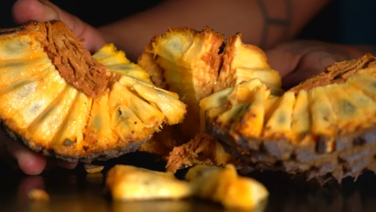 Fatia de quiche de marolo com queijo Canastra em prato rústico