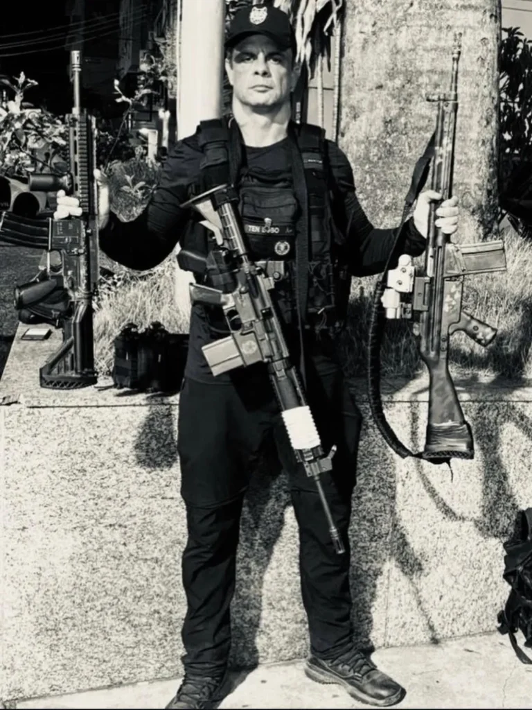 Uniforme da PM com tarja de luto, simbolizando o Tenente Lobo, PM morto na Taquara