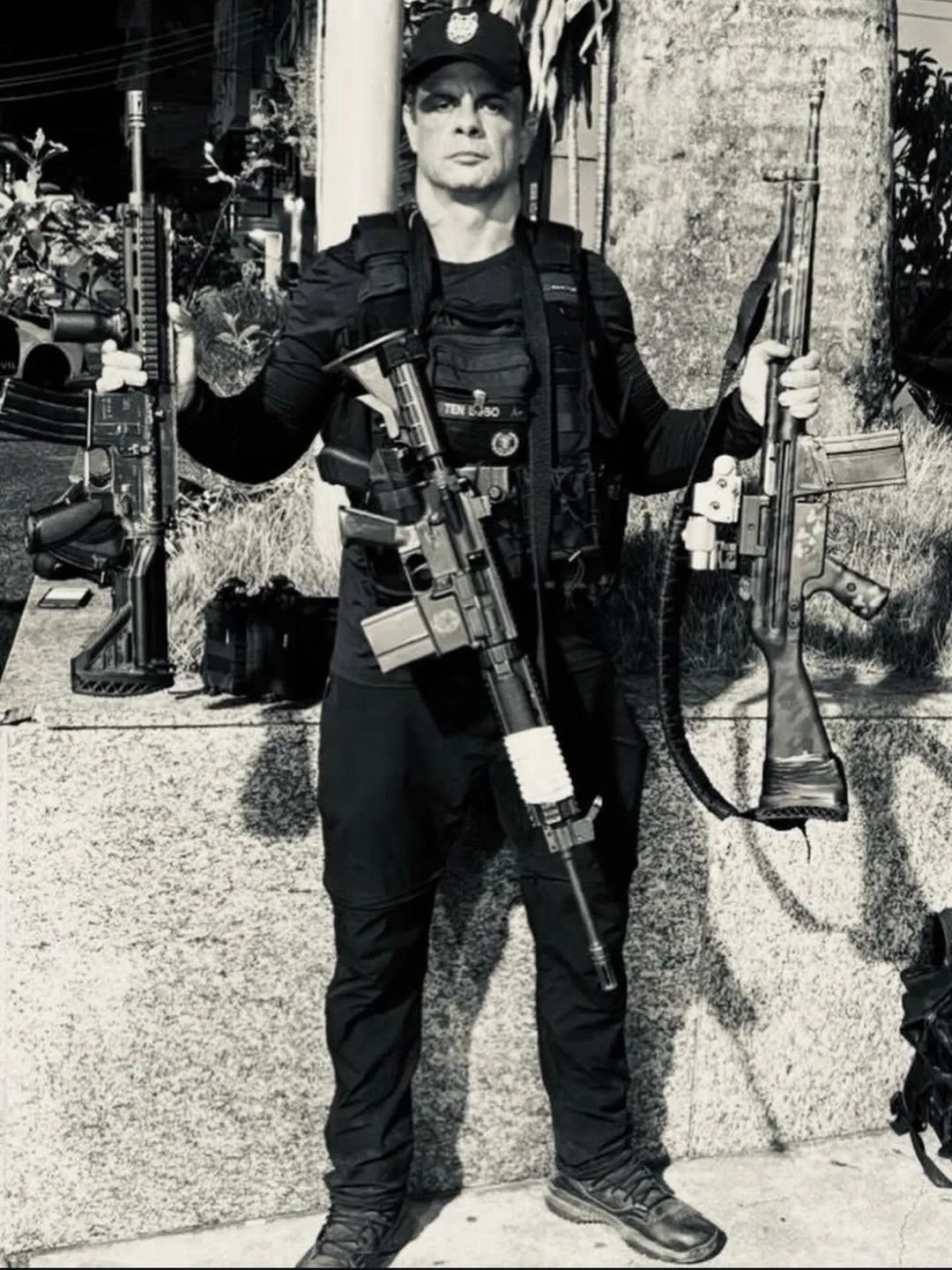 Uniforme da PM com tarja de luto, simbolizando o Tenente Lobo, PM morto na Taquara