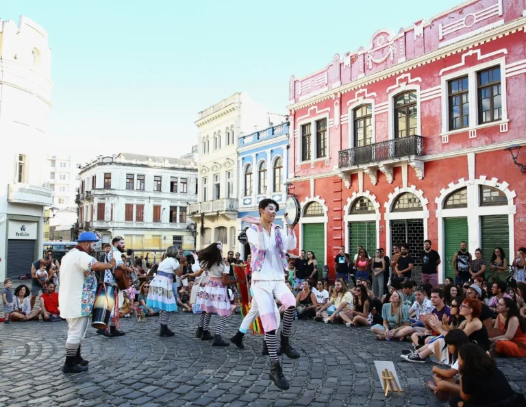 Pessoas assistindo a uma apresentação de teatro de rua no Festival de Curitiba