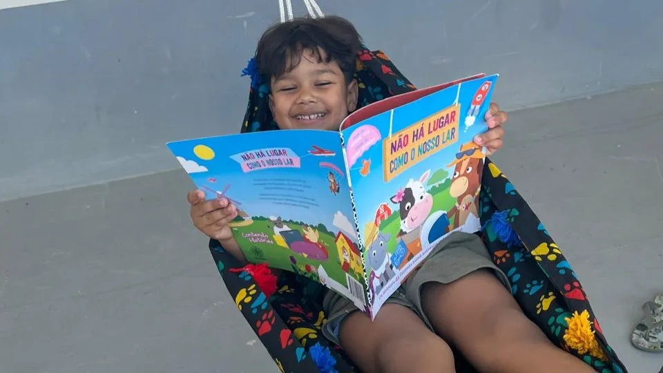 Criança alfabetizada feliz com livro
