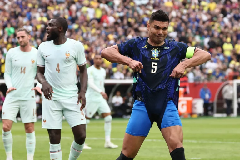 Jogadores de futebol celebrando a preparação para a Copa do Mundo