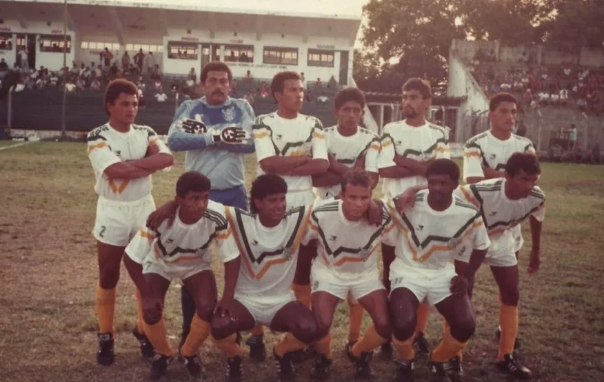 Leonardo, atacante do Sport, em campo com a camisa do time