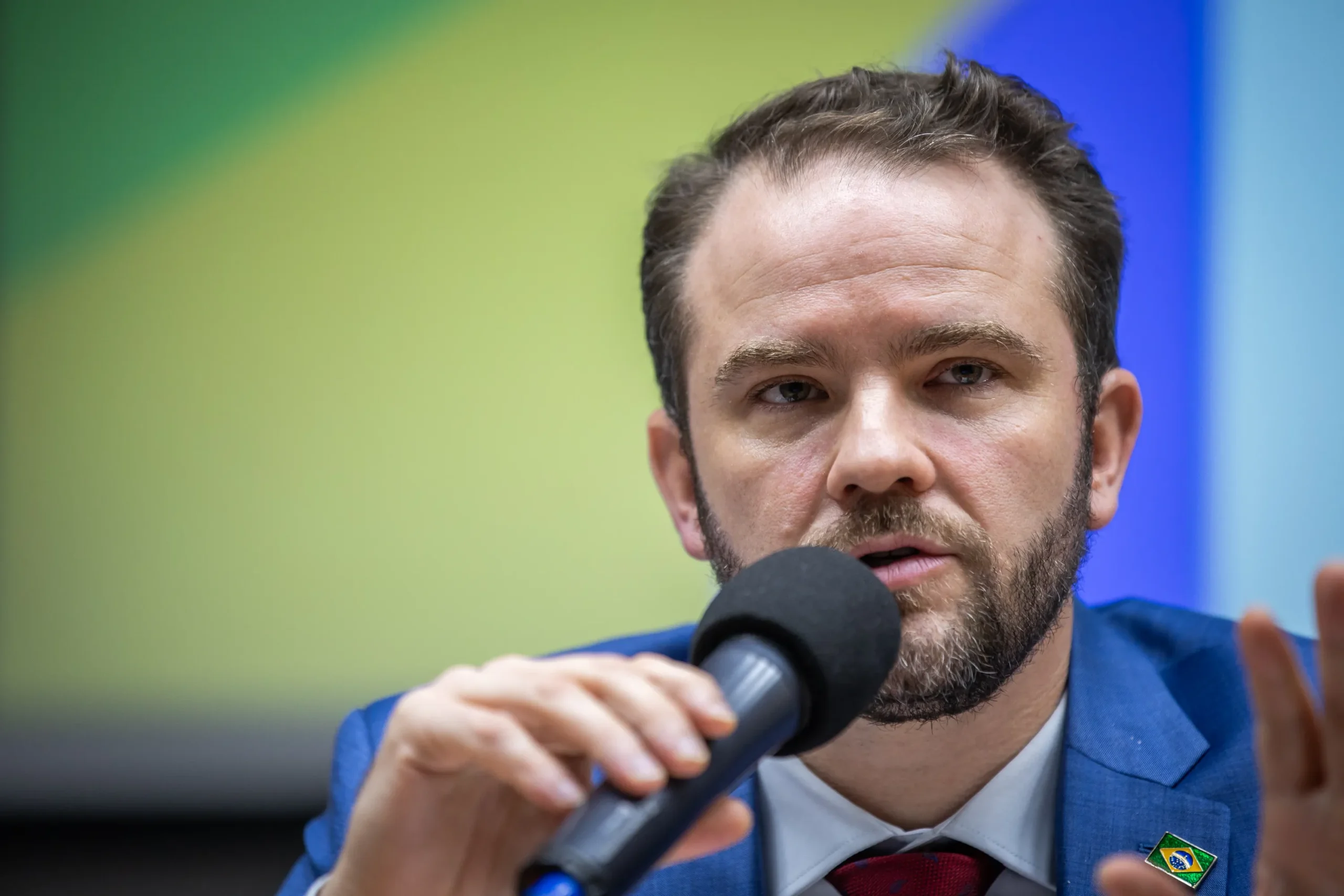 Família preocupada com dívidas e contas no Brasil