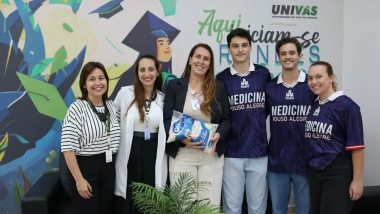 Estudantes de medicina da Univás doando sacos de arroz ao Hospital Samuel Libânio em Pouso Alegre.