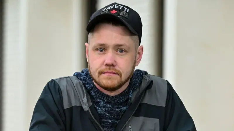 Nathan Newby recebendo medalha do Rei Charles III por ato heroico em hospital de Leeds