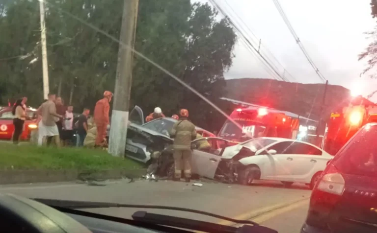 Acidente de trânsito em Petrópolis com bombeiros e ambulâncias