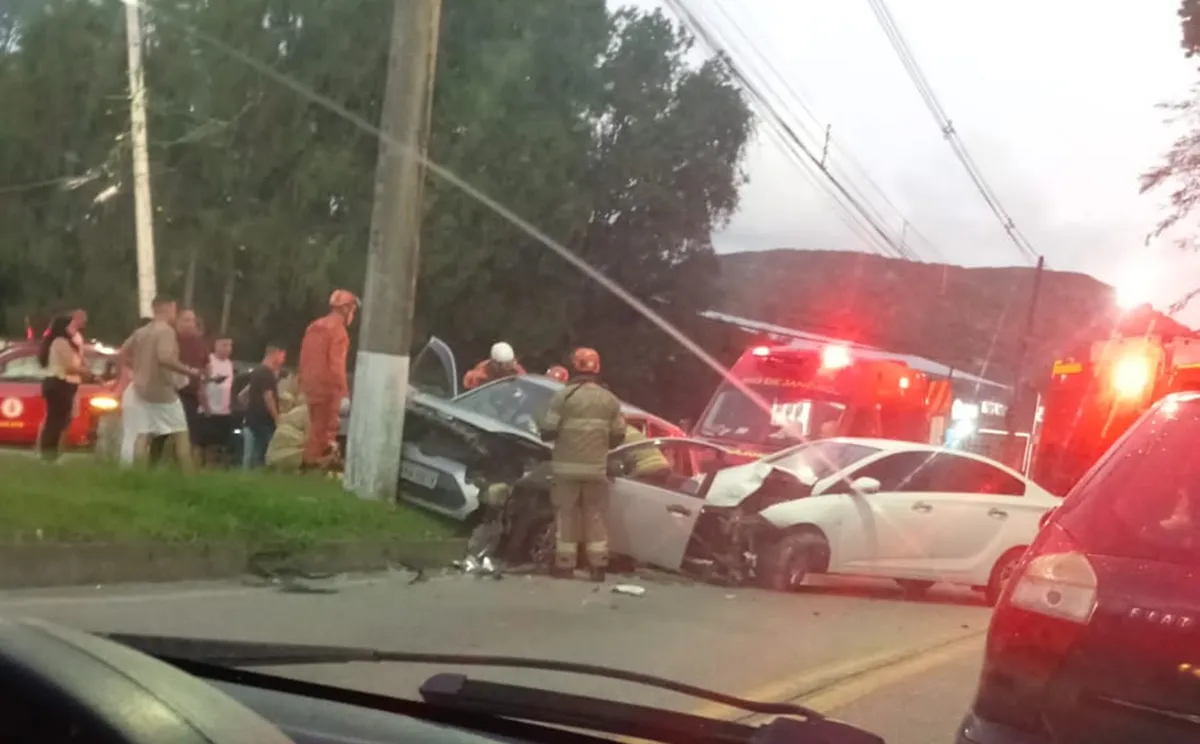 Acidente de trânsito em Petrópolis com bombeiros e ambulâncias