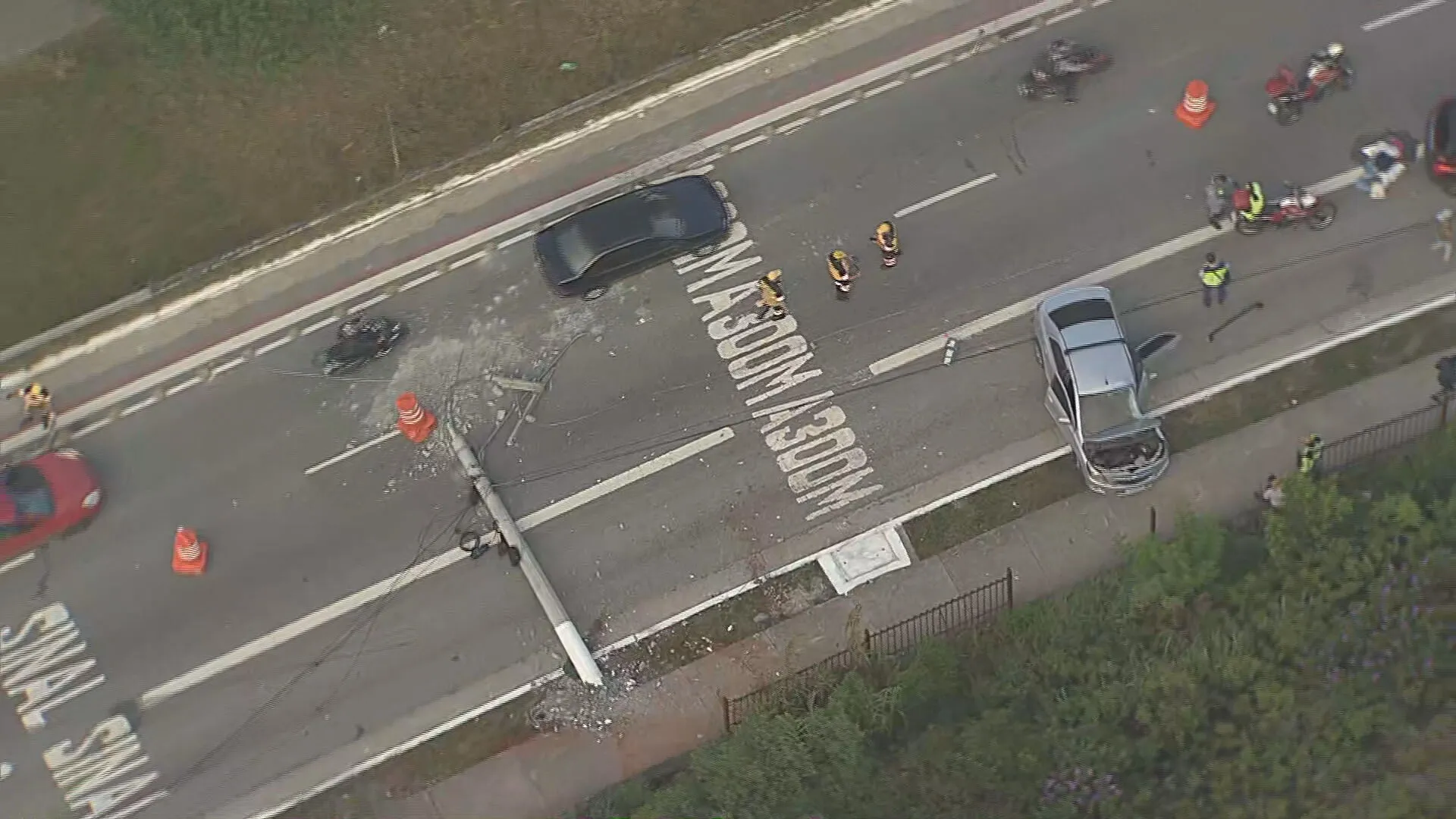 Acidente grave na Avenida Aricanduva com poste derrubado e carros envolvidos