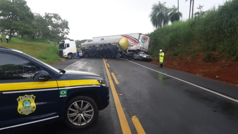 Acidente BR-153 Nova Granada SP com carretas e carros bloqueando a via