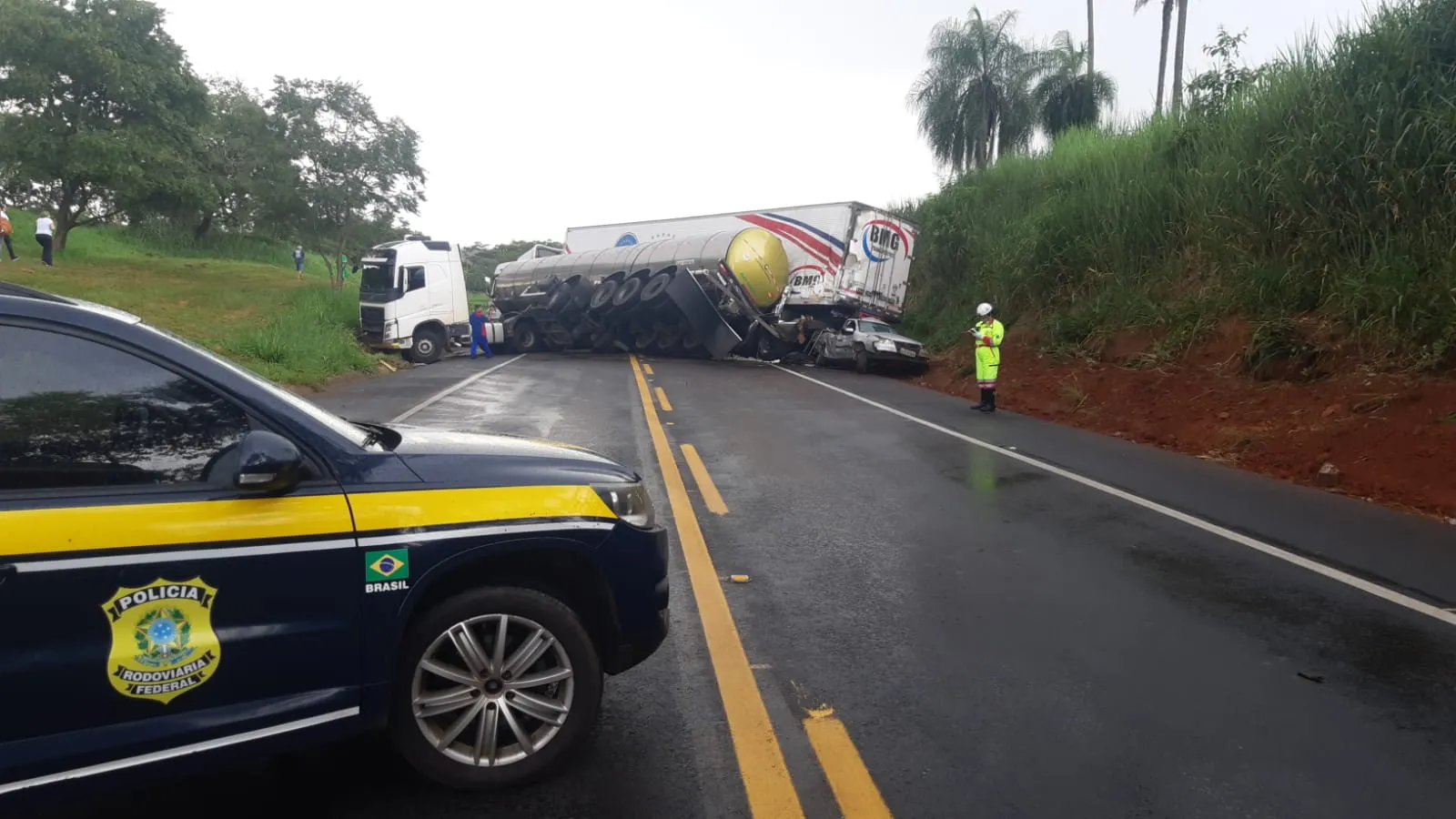 Acidente BR-153 Nova Granada SP com carretas e carros bloqueando a via