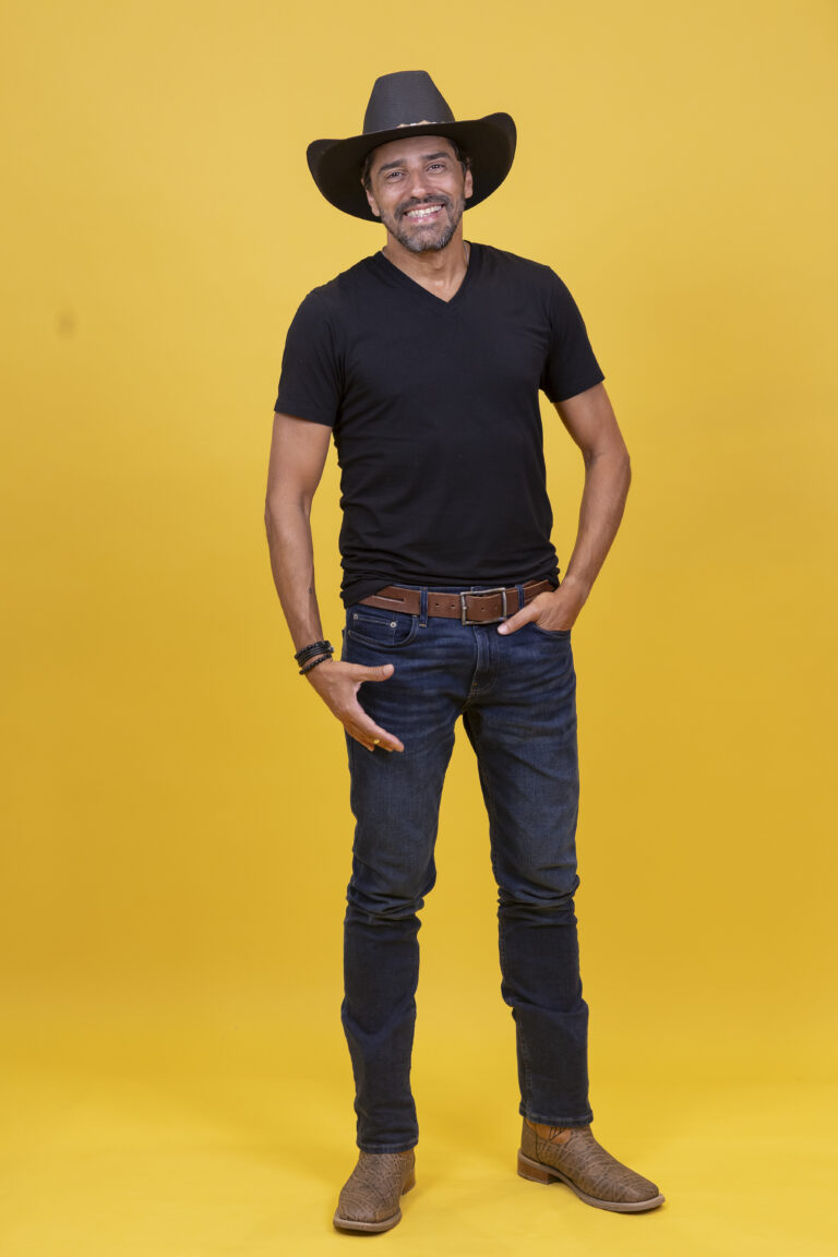 Foto de Alberto Cowboy sendo eliminado do BBB26, com expressão de surpresa.