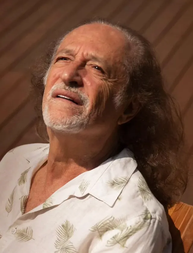 Alceu Valença sorrindo com guitarra, músico brasileiro, 80 anos, novo álbum
