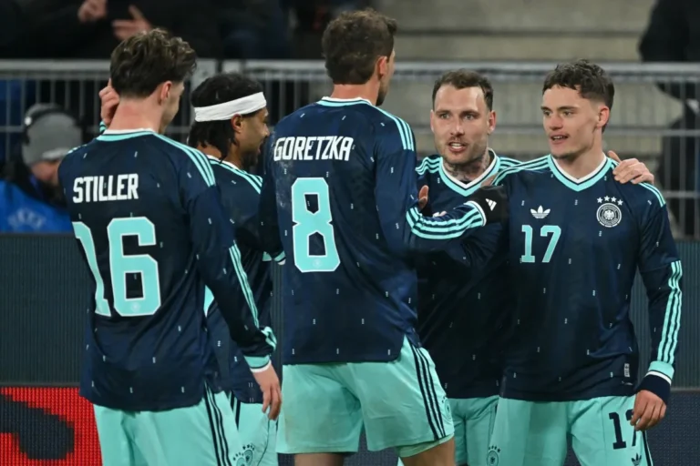 Seleções da Alemanha e Gana em campo no MHPArena durante amistoso