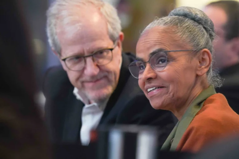 Retrato de João Capobianco, novo Ministro do Meio Ambiente, em ambiente profissional com tema verde.