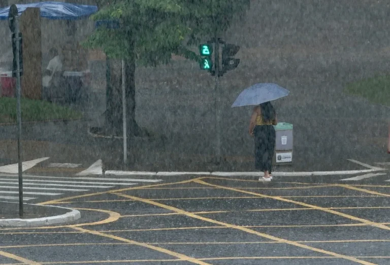 Campinas sob forte chuva com raios e tempo instável