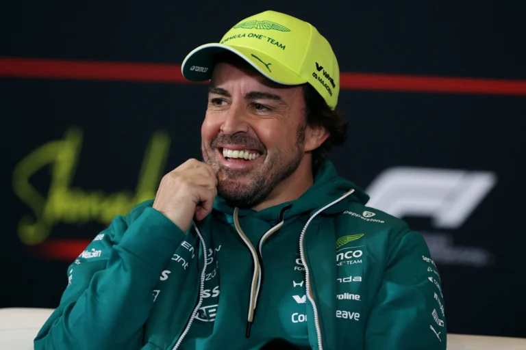 Fernando Alonso com seu filho recém-nascido e Melissa Jiménez