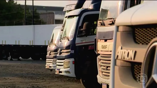 Caminhão em estrada com tanque de combustível, aumento do frete, custo do diesel