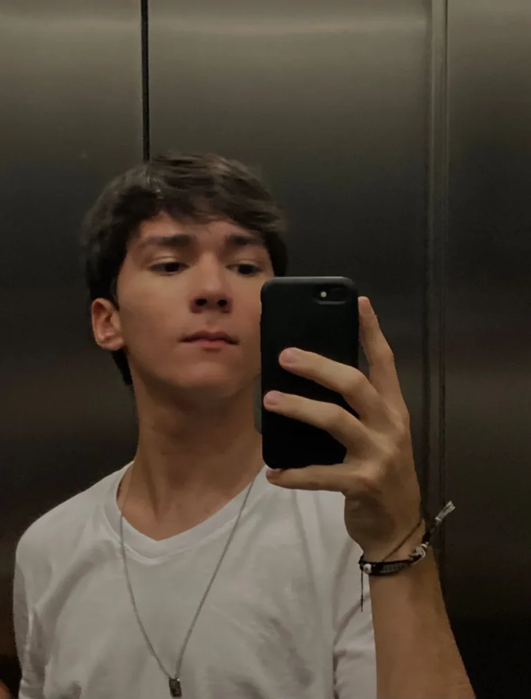 Aluno de 18 anos com zero na redação da Fuvest, processando a USP