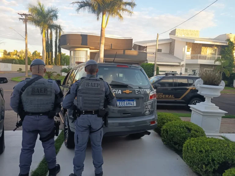 Agentes da PF examinando provas de fraudes bancárias