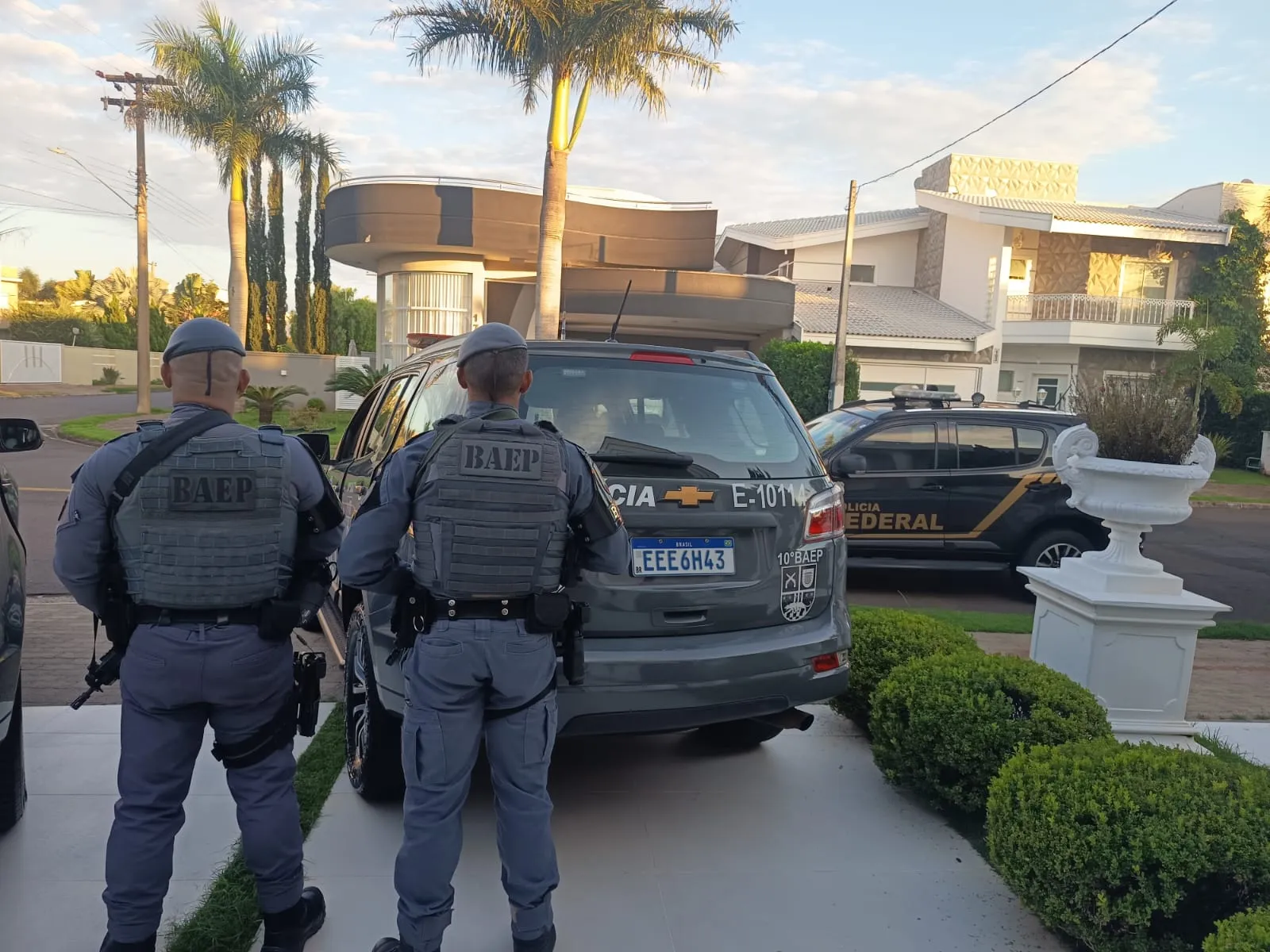 Agentes da PF examinando provas de fraudes bancárias