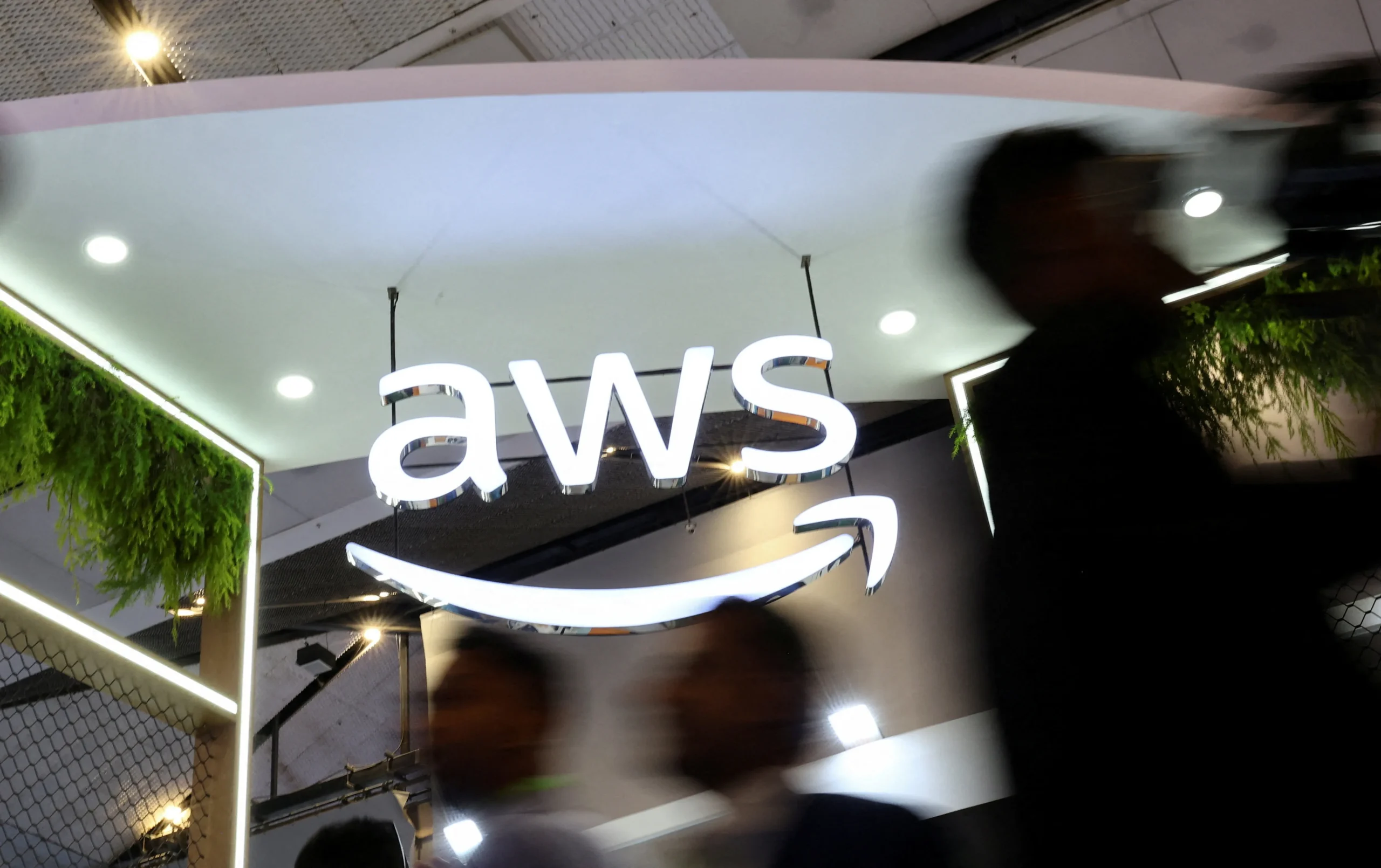 Data center da AWS no Bahrein com servidores e luzes azuis