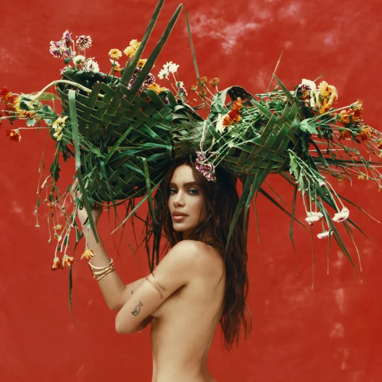 Anitta em pose serena com elementos espirituais, divulgando o álbum Equilibrium