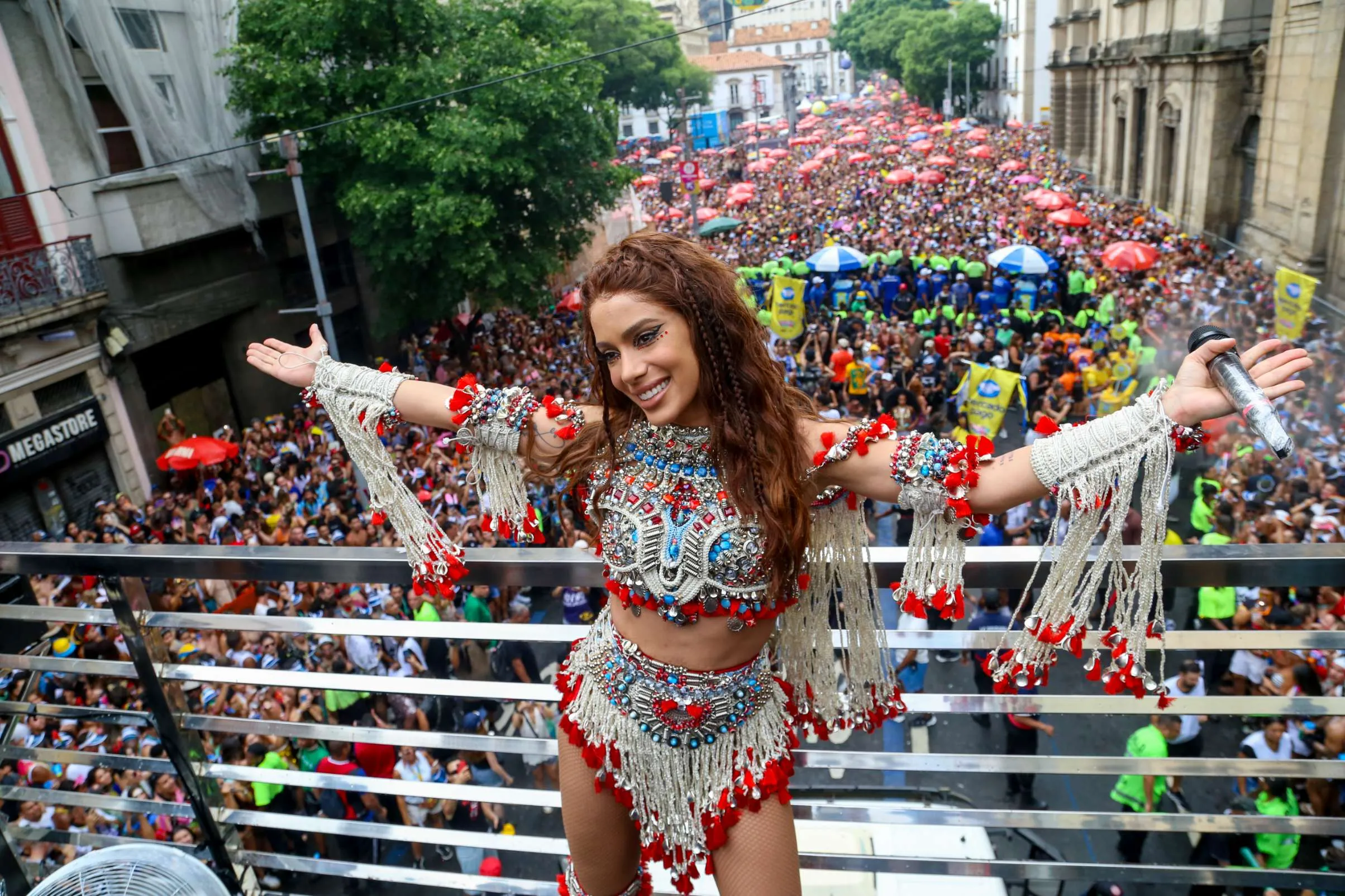 Anitta cantando no palco do Saturday Night Live