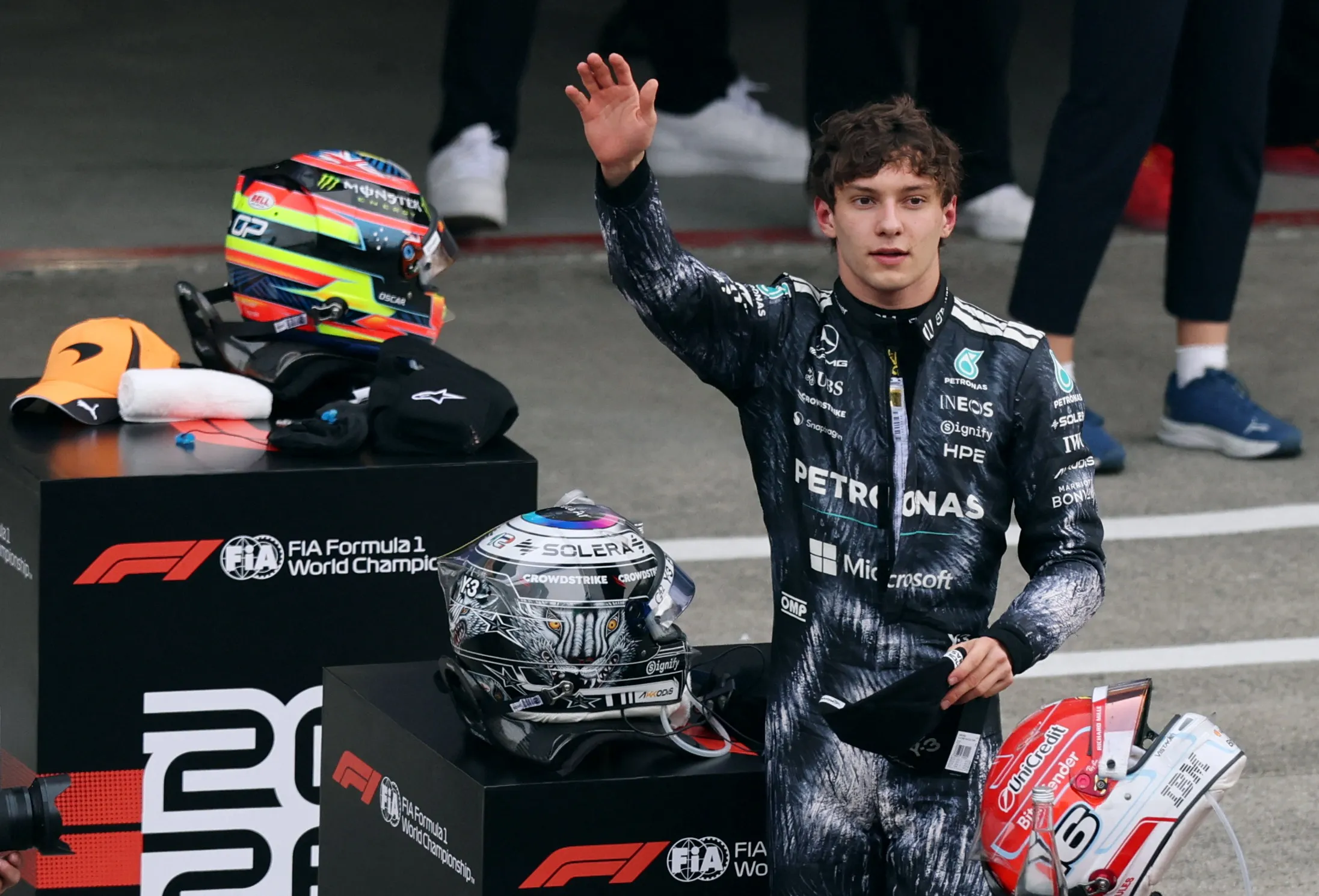 Kimi Antonelli, piloto da Mercedes, acenando e celebrando vitória no GP do Japão de F1