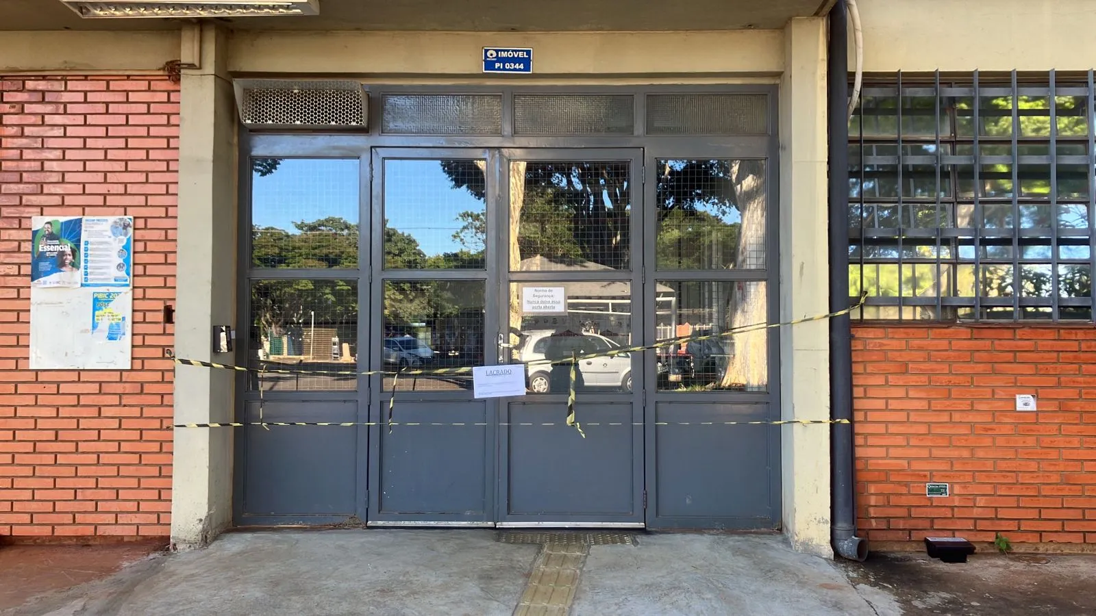 Cientista ou policial em laboratório investigando furto de material de pesquisa