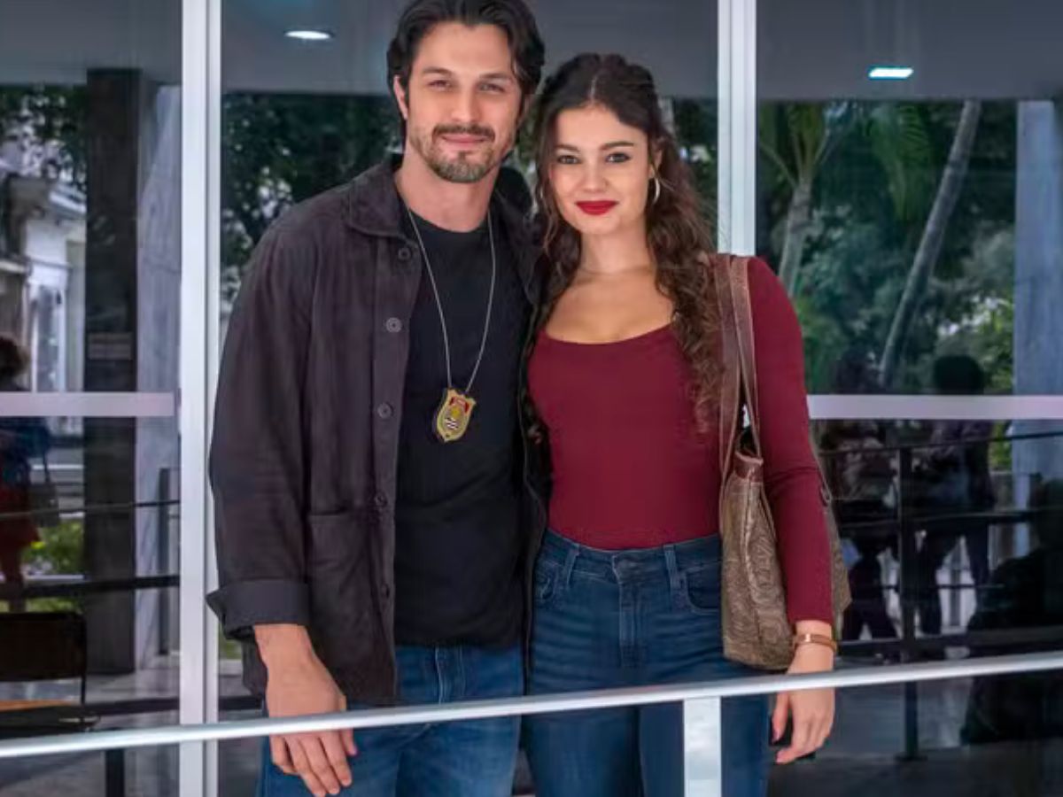 Sophie Charlotte sorrindo, recebendo homenagem de Aguinaldo Silva e colegas de elenco