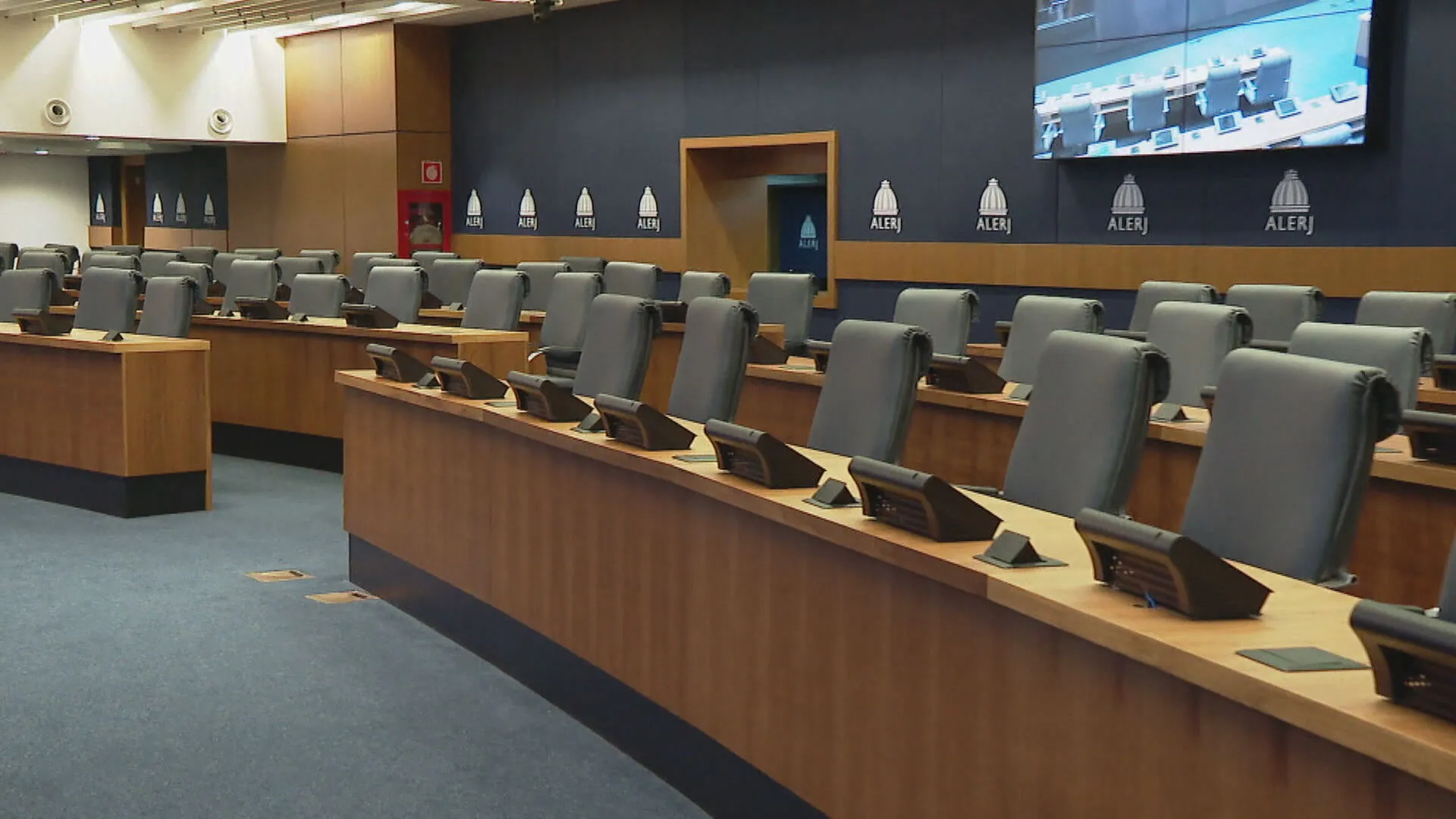 Deputados em sessão na Alerj enquanto ocorre uma recontagem de votos que pode mudar a composição da assembleia.