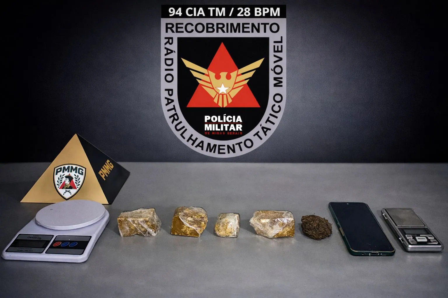 Drogas e balança apreendidas em Unaí