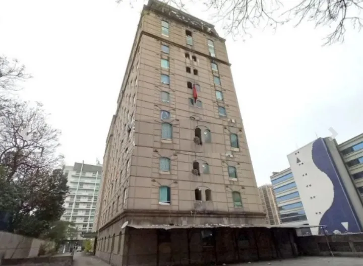 Imagem do Apart Hotel Anhembi, prédio neoclássico em Santana, São Paulo, que será vendido em leilão.