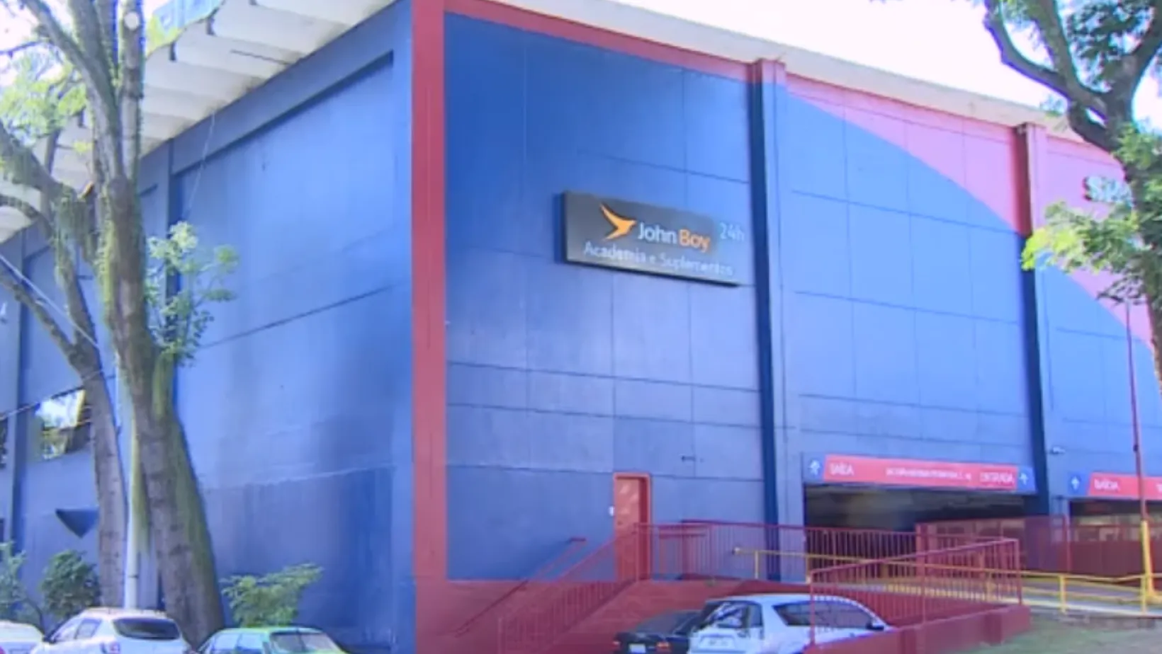 Aluna usando top em academia sem constrangimento