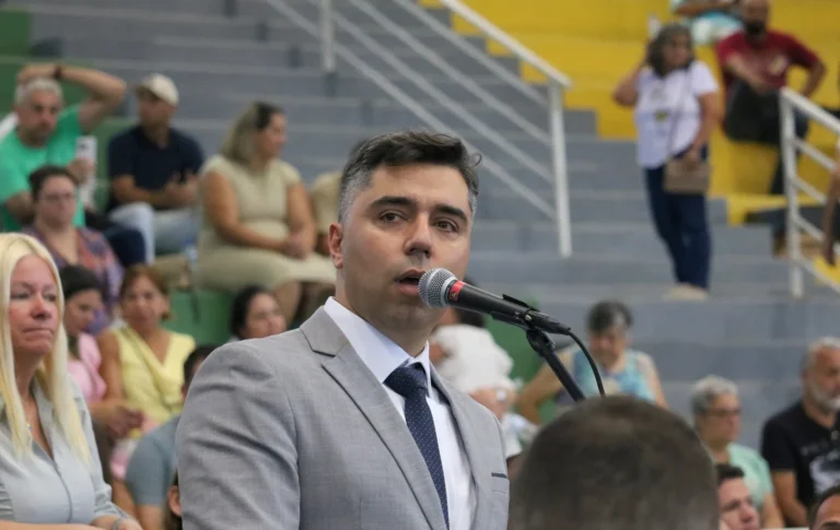 Prédio da Prefeitura de Itapecerica da Serra em dia ensolarado, simbolizando as decisões administrativas sobre o reajuste salarial de servidores e secretários.