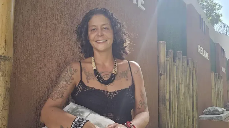 Priscila Albuquerque, 42 anos, dançando forró em viagem pelo Brasil, comemorando nova vida após deixar carreira de TI por burnout.
