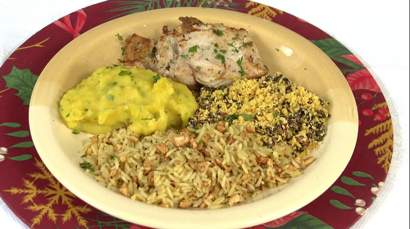 Filé de dourado grelhado com arroz de açafrão, farofa de dendê e purê de batata-salsa