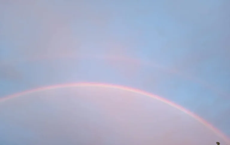 Arco-íris duplo espetacular em Guareí, fenômeno natural após a chuva