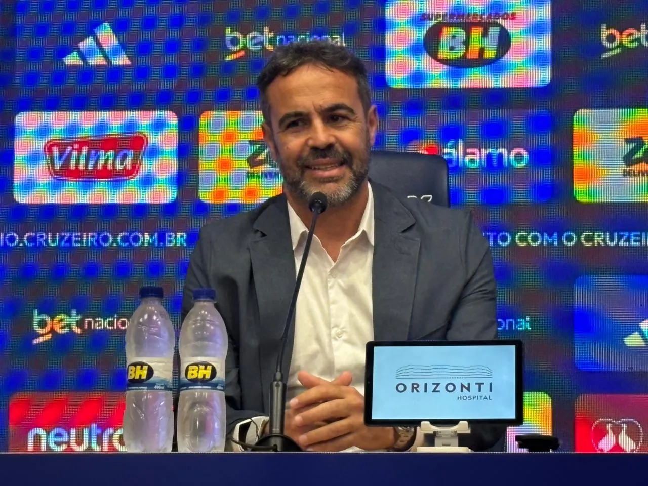 Artur Jorge, técnico do Cruzeiro, em sua apresentação na Toca da Raposa II.