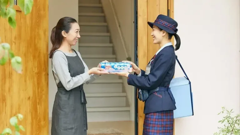 Mulher japonesa, Yakult Lady, em bicicleta, entregando probióticos em Tóquio, combatendo a solidão.