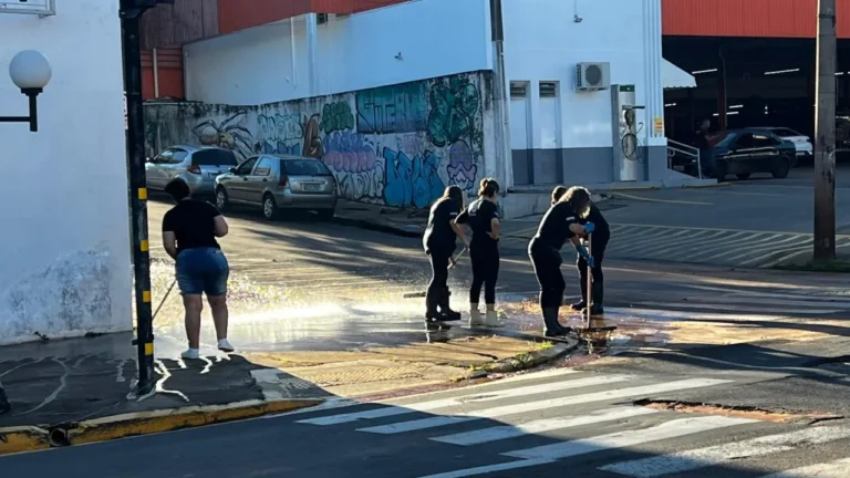 Avenida Nações Unidas em Bauru com asfalto quebrado após temporal