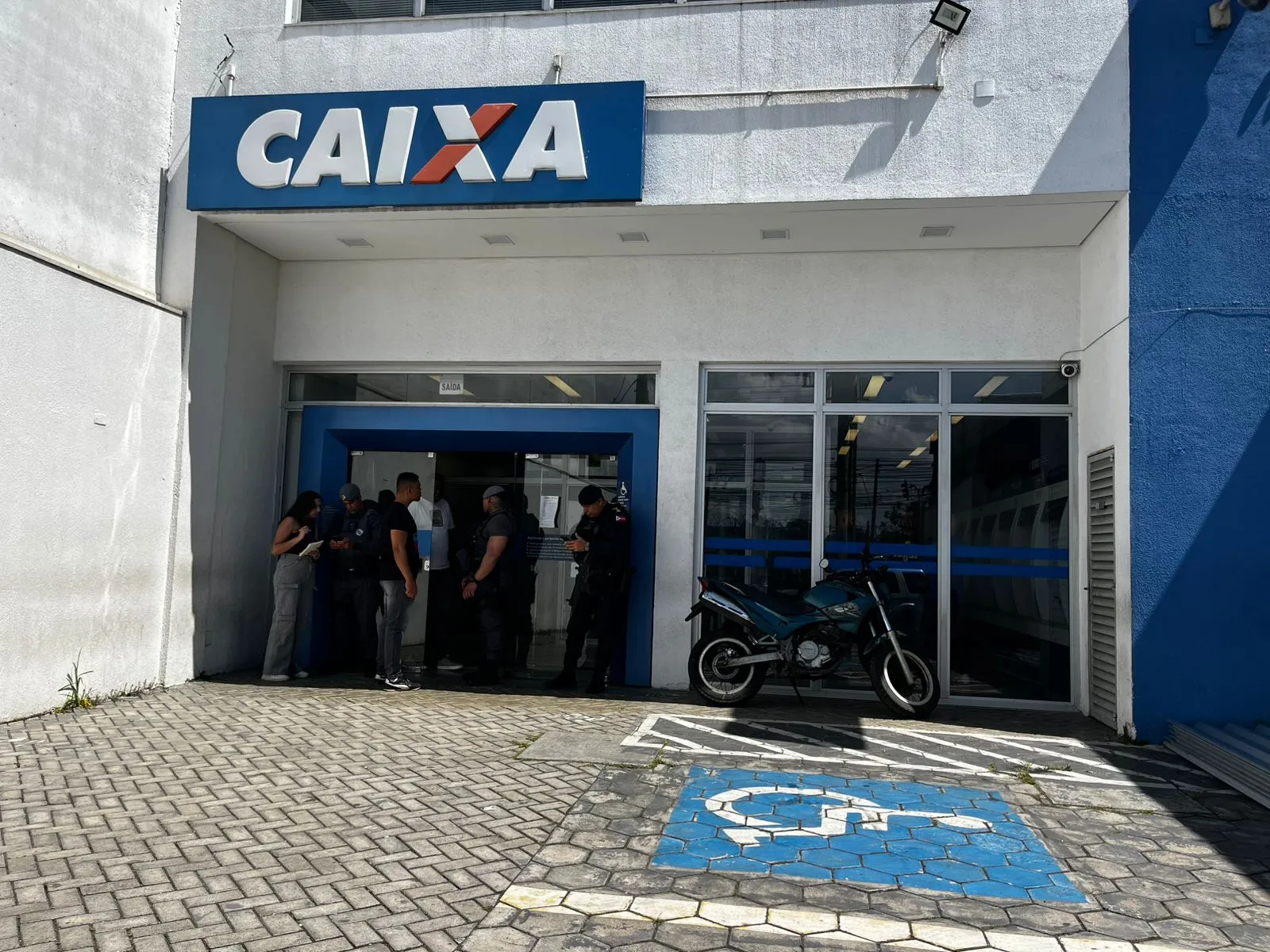 Policiais investigando assalto e sequestro em Suzano, agência bancária