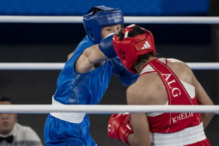 Boxeadora feminina em ação, símbolo de esporte e controvérsia sobre mulheres trans no esporte