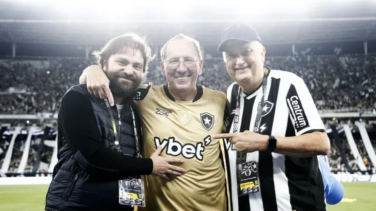 Documentos financeiros do Botafogo SAF sendo analisados em reunião.