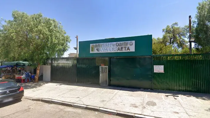 Fachada do Instituto Obispo Silva Lezaeta após ataque de estudante em Calama, Chile.