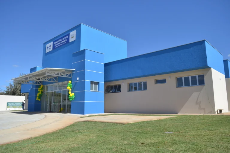 Fachada da UPA Chiquinho Guimarães em Montes Claros com sinalização de manutenção elétrica