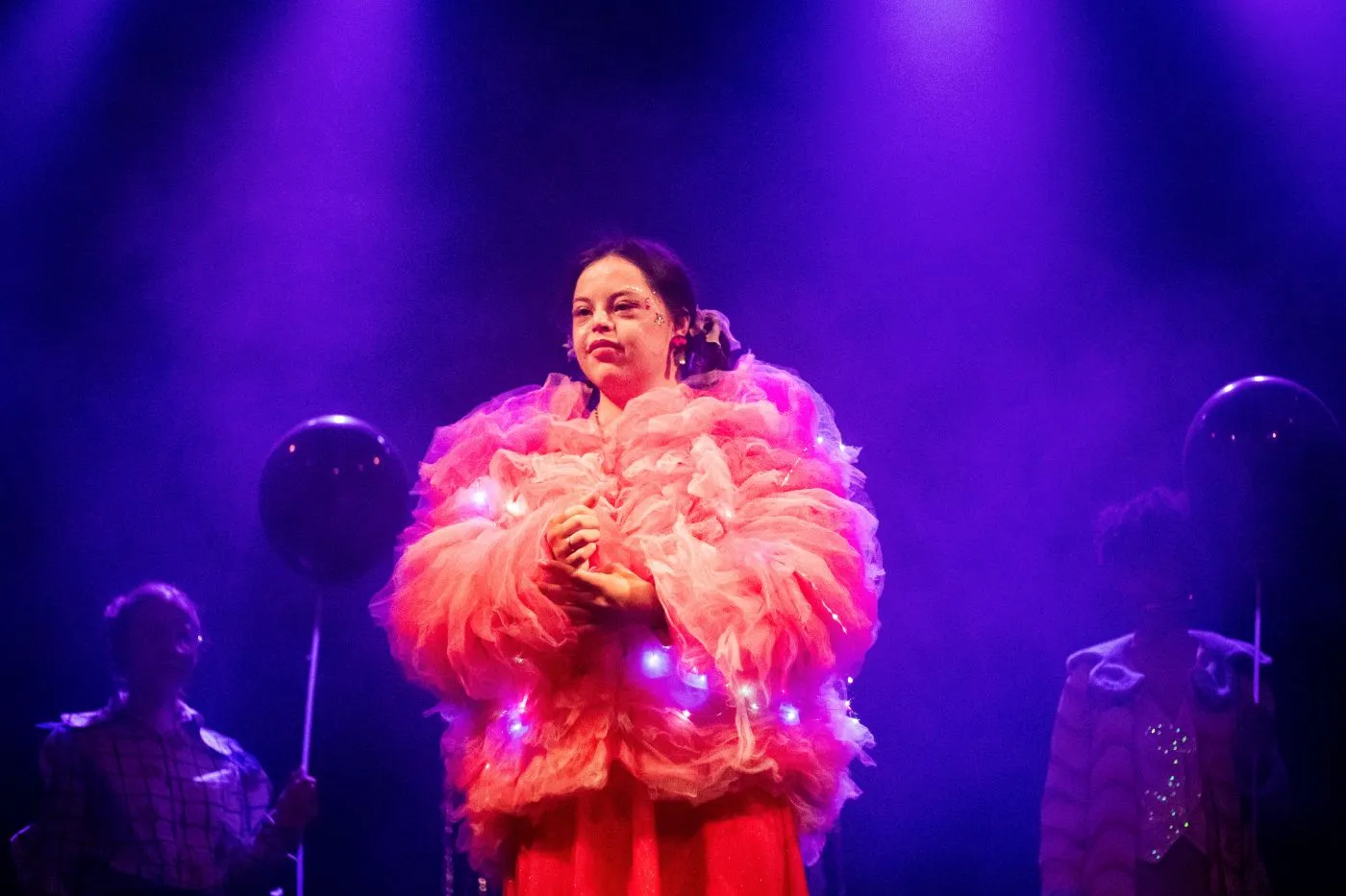 Pietra Rebello Silvestri, atriz com Down, se apresentando no Festival de Curitiba