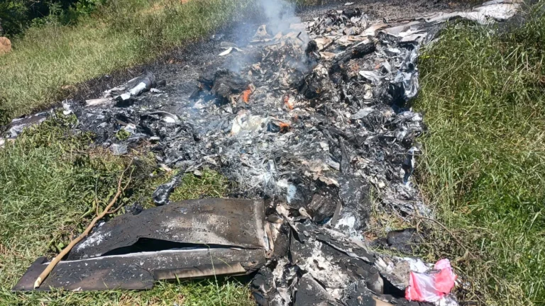 Destroços de avião pequeno porte em mata de Rio Claro com equipes de emergência