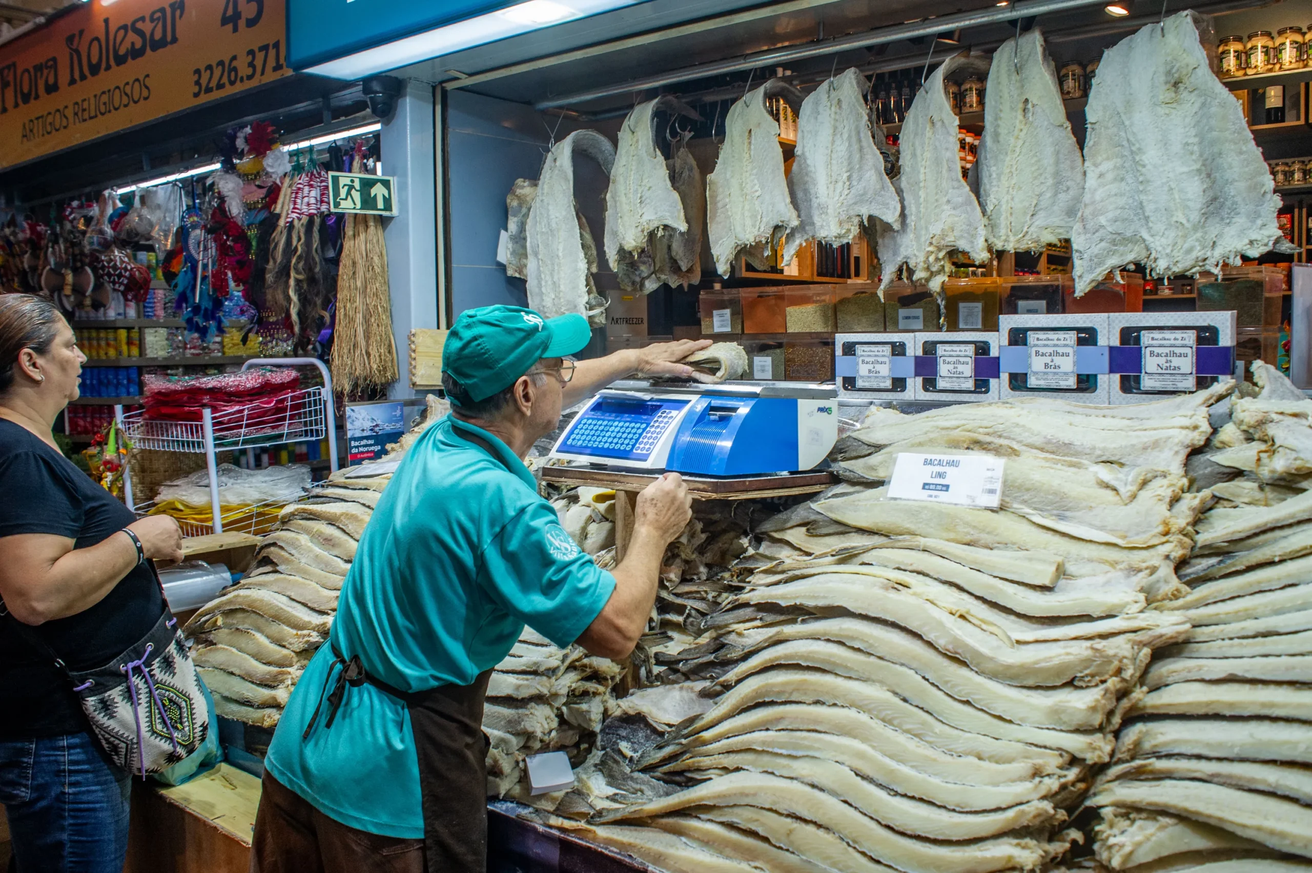 Bacalhau pronto para o consumo em um prato, com acompanhamentos tradicionais